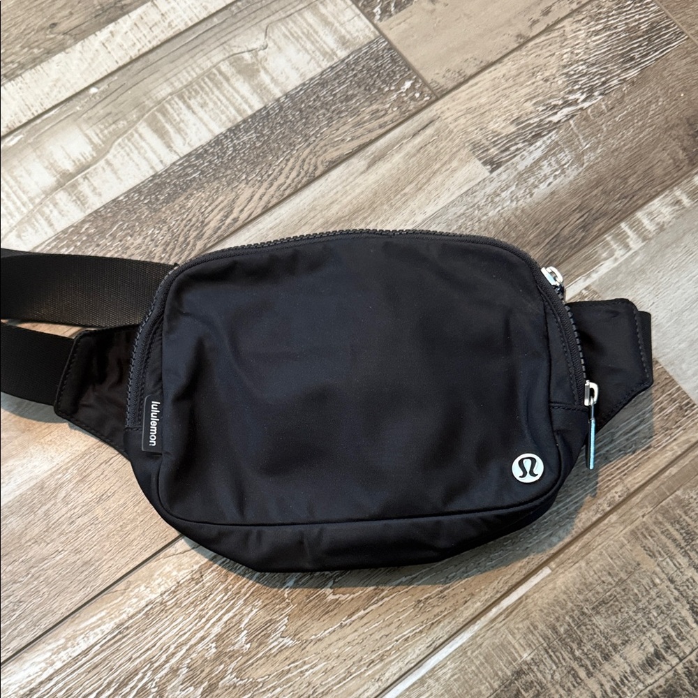 lululemon cross body bag.
